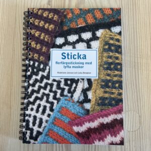 Sticka flerfärgsstickning med lyfta maskor